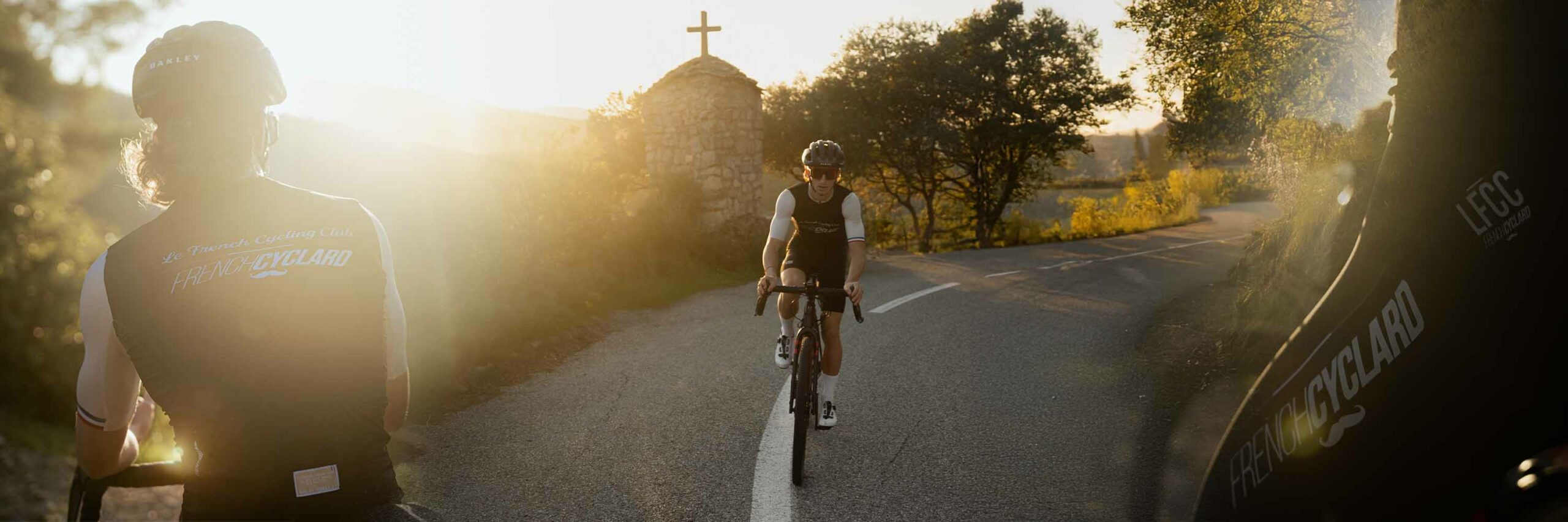 Cycliste professionnel en plein effort au lever du soleil – STUDIO M2X
