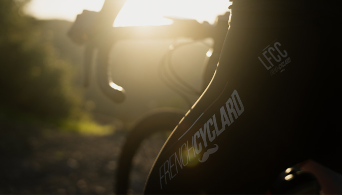 Détail d’un cycliste professionnel au lever du soleil, équipement French Cyclard – STUDIO M2X photographie de sport