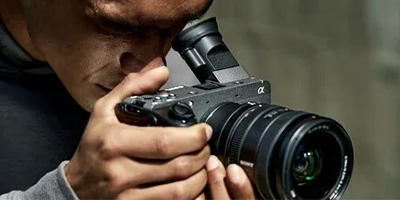 Photographe en pleine prise de vue avec la caméra SONY FX2 – STUDIO M2X