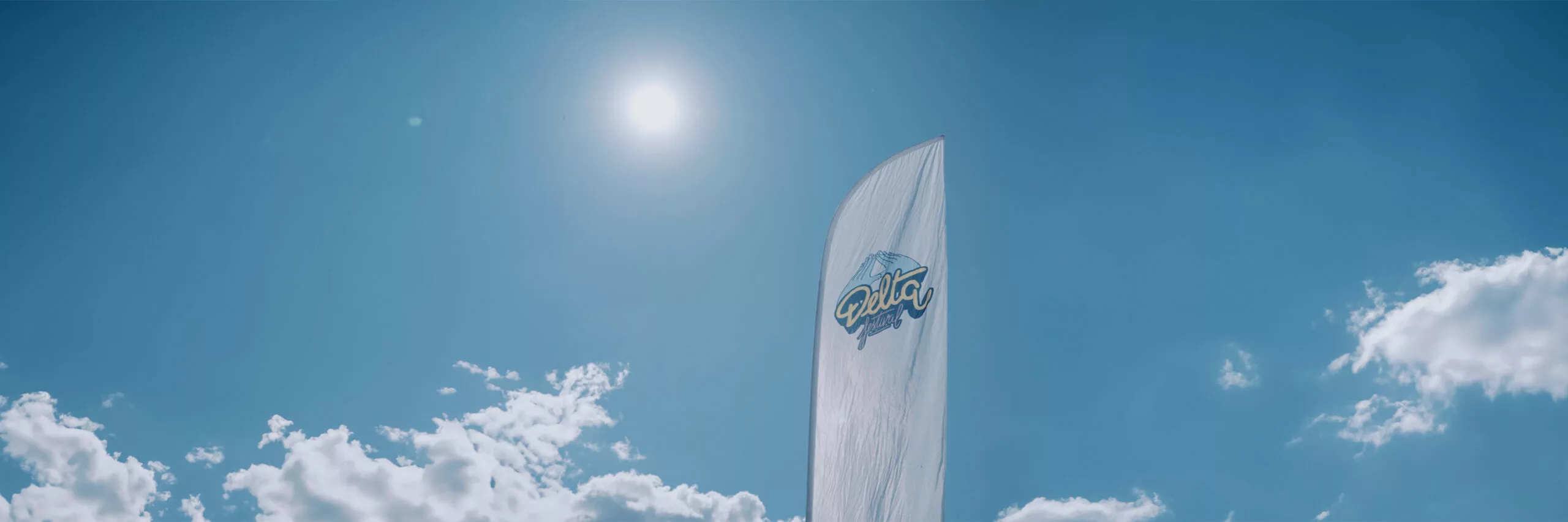 Bannière Delta Festival flottant sous un ciel bleu – STUDIO M2X Aftermovie