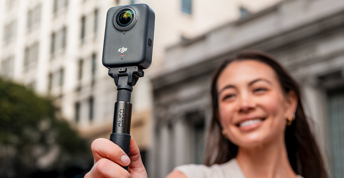 DJI OSMO 360 4 Drone DJI Mavic 4 Pro en vol, capturé en pleine lumière avec ses quatre hélices en action – STUDIO M2X